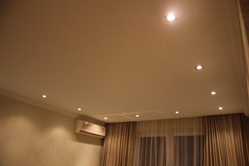 Ровные потолки с подсветкой